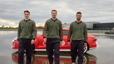 Οι παίκτες της Μπάγερν παρέλαβαν τα νέα τους αυτοκίνητα και πήραν γεύση από F1