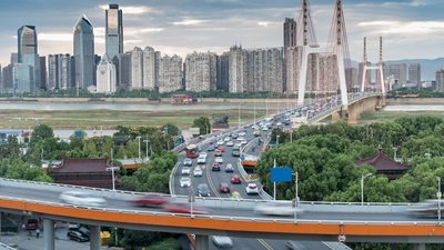 Reuters: Η Κίνα κατακλύζει τον κόσμο με βενζινοκίνητα αυτοκίνητα που δεν μπορεί να πουλήσει εντός συνόρων