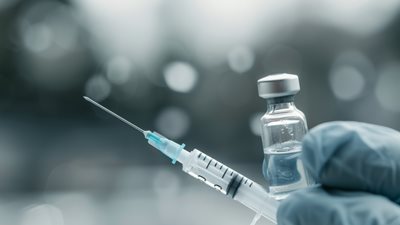 Ο ΕΟΔΥ καλεί σε έγκαιρο εμβολιασμό των ευάλωτων ομάδων κατά της COVID-19