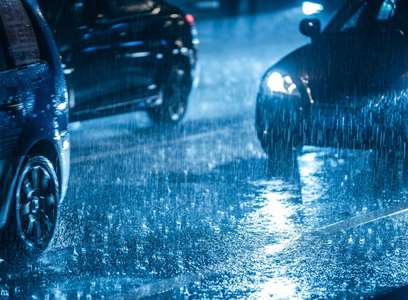 Βροχή και οδήγηση: Τι πρέπει να προσέξεις-ποια σημεια του δρόμου κρύβουν παγίδες