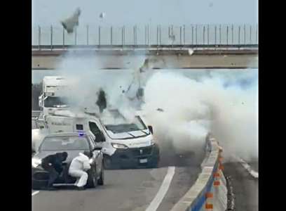 Κουκουλοφόροι με ψεύτικο περιπολικό ανατινάζουν θωρακισμένο όχημα σε σκηνή βγαλμένη από ταινία (video)