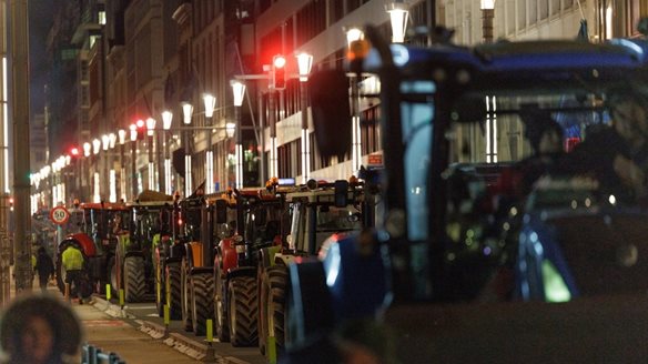 ΕΕ: Εκατοντάδες τρακτέρ στους δρόμους των Βρυξελλών ενόψει της Συνόδου Κορυφής