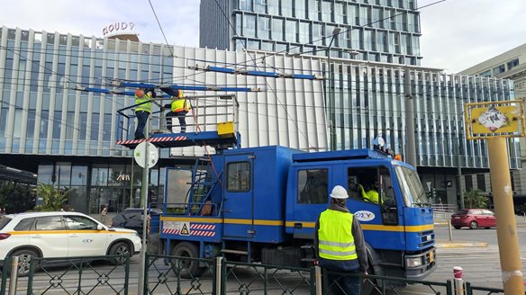 Ξηλώθηκαν τα πρώτα καλώδια του τρόλεϊ στον Πειραιά (φωτογραφίες, video)