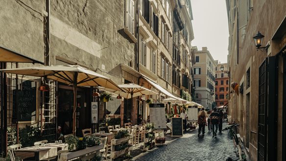 PMI:  Η επιχειρηματική δραστηριότητα στην ευρωζώνη επιβραδύνθηκε περισσότερο από το αναμενόμενο στο τέλος του 2025