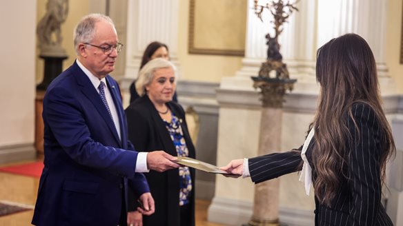 Στο Προεδρικό Μέγαρο η Κίμπερλι Γκίλφοϊλ: Επέδωσε τα διαπιστευτήριά της στον ΠτΔ Κ. Τασούλα