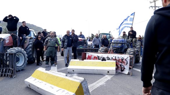 Ηράκλειο: Κλειστό το αεροδρόμιο - Εισέβαλαν στην πίστα αγρότες και κτηνοτρόφοι