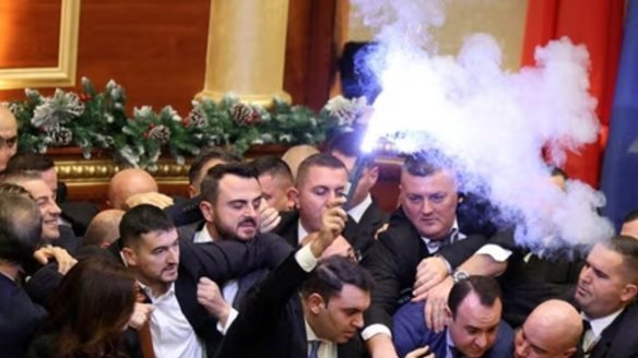 Αλβανία: Συγκρούσεις μέσα στο κοινοβούλιο εν μέσω κατηγοριών εις βάρος της κυβέρνησης Ράμα για διαφθορά