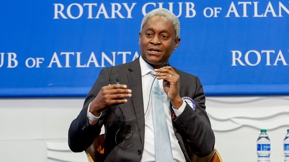 Μπόστιτς (Fed): Καμπανάκι για νέες μειώσεις των επιτοκίων, ο πληθωρισμός παραμένει υψηλός