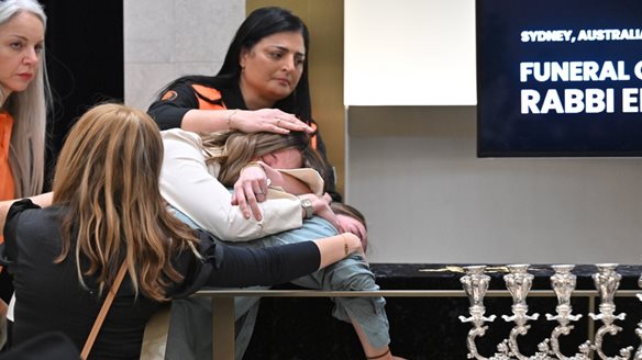 Επίθεση στο Σίδνεϊ: Για τρομοκρατία και άλλα 58 αδικήματα κατηγορείται ο δράστης - Ξεκίνησαν οι κηδείες των θυμάτων