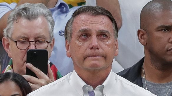 Βραζιλία: Ο Μπολσονάρο υποστήριξε ότι επιχείρησε να κάψει το ηλεκτρονικό του βραχιολάκι σε μία στιγμή "παράνοιας"
