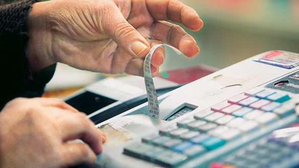 Έκθεση Κομισιόν:  Πρωταθλήτρια στη μείωση της φοροδιαφυγής η Ελλάδα - Κάτω από 10% το "κενό" ΦΠΑ, 55% η μείωσή του σε μια 5ετία