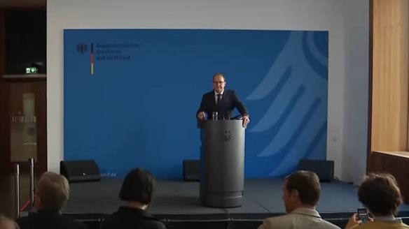 "Κέντρα επιστροφών" μεταναστών στην Αφρική θέλει ο Γερμανός ΥΠΕΣ