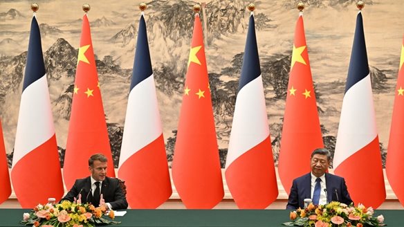 Ο Μακρόν απειλεί την Κίνα με δασμούς