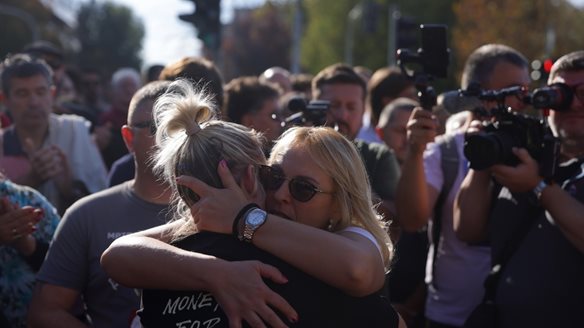 Σερβία: Μετά από 16 ημέρες τερμάτισε την απεργία πείνας η μητέρα θύματος της τραγωδίας στο Νόβι Σαντ