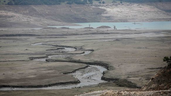 "Στεγνώνουν" Μόρνος και Υλίκη παρά τις βροχές - Σοκαριστικές οι νέες εικόνες από drones