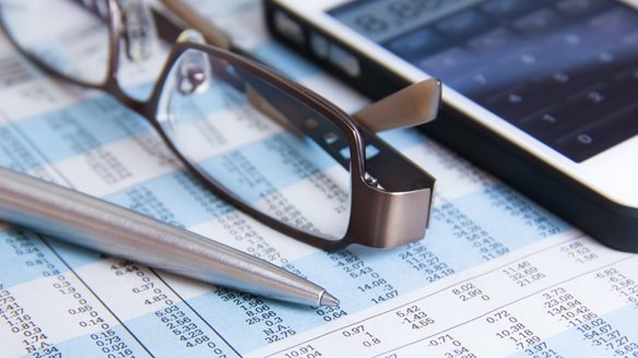 Στο συρτάρι και το 2026 οι αυξήσεις εισφορών βάσει δείκτη μισθών – Τι σημαίνει για τις νέες συντάξεις