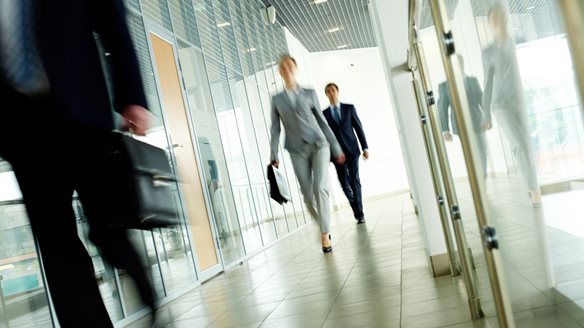 Μεγάλη άνοδος στο μισθολογικό κόστος  - Πτώση στις κενές θέσεις εργασίας