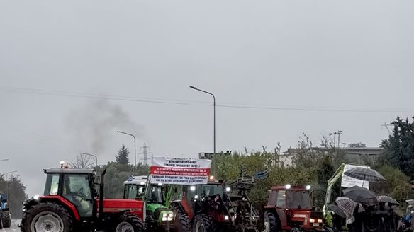 Αγρότες: Συγκρούσεις και δακρυγόνα στα "Πράσινα Φανάρια" - "Δεν μπορεί να γίνει διάλογος με επεισόδια", λέει η κυβέρνηση