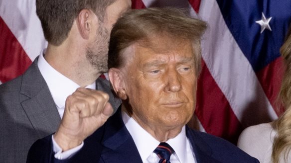 Τραμπ: "Δεν πίνω αλκοόλ, αλλά αν το έκανα θα μπορούσα να είμαι εθισμένος" – Απόλυτη στήριξη στην προσωπάρχη του Λευκού Οίκου