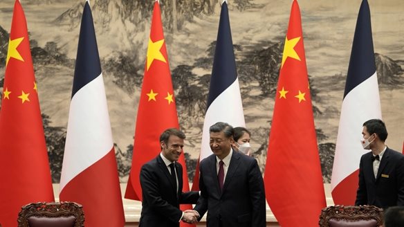 Επίσκεψη Μακρόν στην Κίνα με επίκεντρο την ενίσχυση δεσμών αλλά χωρίς μεγάλες συμφωνίες