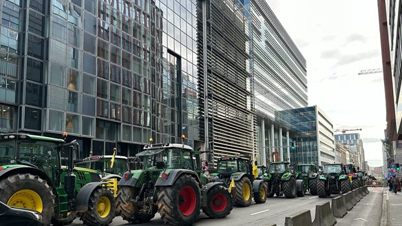 Τρακτέρ έξω από το Ευρωκοινοβούλιο: Συγκρούσεις διαδηλωτών αγροτών με την αστυνομία στο κέντρο των Βρυξελλών