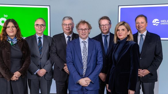 HELLENiQ ENERGY και BP ανανεώνουν τη συνεργασία τους με ορίζοντα 10ετίας