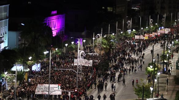 Πλήθος κόσμου στην πορεία για την 52η επέτειο της εξέγερσης του Πολυτεχνείου - 13 συλλήψεις