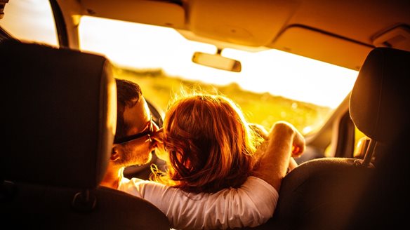 Ερωτικές περιπτύξεις με 145χλμ./ώρα, γλίτωσαν το ατύχημα αλλά συνελήφθησαν