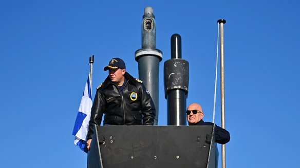 Ο Ν. Δένδιας παρακολούθησε βολή νέου τύπου τορπίλης από το υποβρύχιο "Πιπίνος"