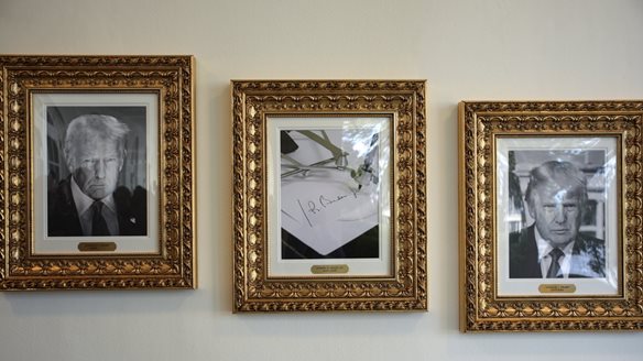 "Ο χειρότερος πρόεδρος στην ιστορία των ΗΠΑ": Μειωτικοί χαρακτηρισμοί κάτω απ’ το πορτρέτο του Μπάιντεν στον Λευκό Οίκο