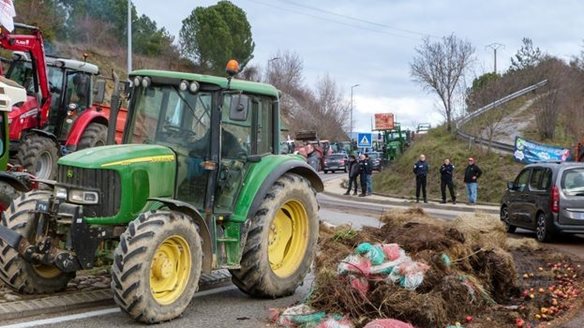 Μπλόκα αγροτών και στη Γαλλία: Αντιδρούν στα μέτρα για την αντιμετώπιση της οζώδους δερματίτιδας των βοοειδών
