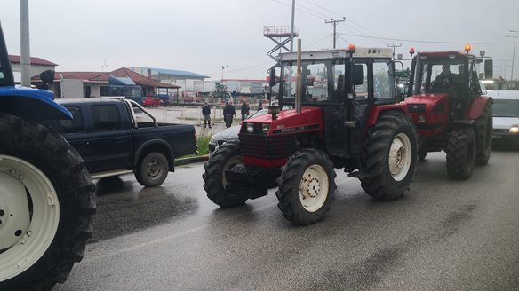 Συγκέντρωση αγροτών έξω από το γραφείο του Κ. Τσιάρα στην Καρδίτσα