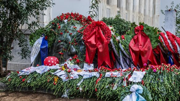 Πλήθος κόσμου τιμά την 52η επέτειο της εξέγερσης του Πολυτεχνείου