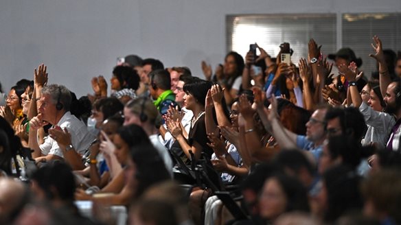 COP30: Χαμηλών φιλοδοξιών συμβιβασμός 200 χωρών για την κλιματική δράση, χωρίς σχέδιο εξόδου από τα ορυκτά καύσιμα