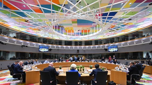 Politico: Πόσο θα "κόστιζαν" στην Ελλάδα και στην ΕΕ οι εγγυήσεις για το δάνειο στην Ουκρανία