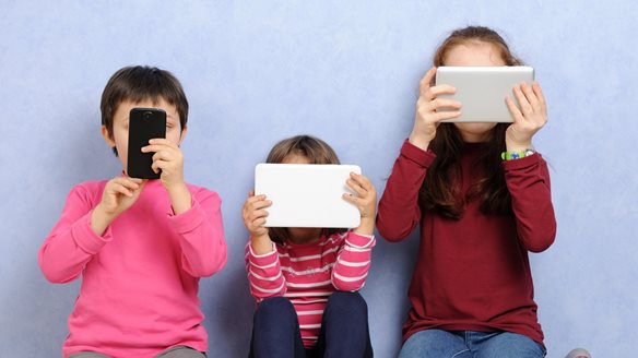 Κινητό σε παιδιά κάτω των 12 ετών: Έλλειψη ύπνου, κατάθλιψη, παχυσαρκία και πολλά ακόμη προβλήματα υγείας δείχνει μελέτη