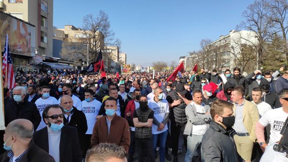 Μεγάλη συγκέντρωση Αλβανών στα Σκόπια υπέρ πρώην ηγετικών στελεχών του UCK που δικάζονται στη Χάγη για εγκλήματα πολέμου