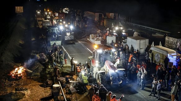 Γαλλία: Έκκληση για χριστουγεννιάτικη εκεχειρία στις αγροτικές κινητοποιήσεις απευθύνει η κυβέρνηση