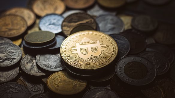 Bitcoin: Μετά από 10 χρόνια "σύμπλευσης" με τις αμερικανικές μετοχές, αποχαιρετά το φετινό ράλι