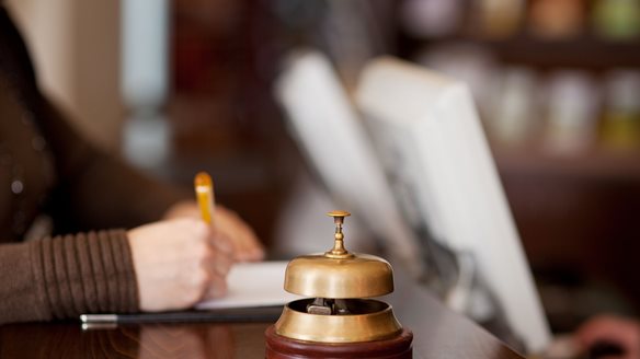 Μαζικές αποχωρήσεις εργαζομένων από εστίαση, τουρισμό τον Οκτώβριο – Τι σημαίνει για την απασχόληση