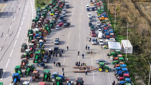 Ενισχύουν τα μπλόκα  οι αγρότες – Ανοιχτή η κυβερνητική πρόσκληση για διάλογο επιμένουν Τσιάρας, Κοντογεώργης