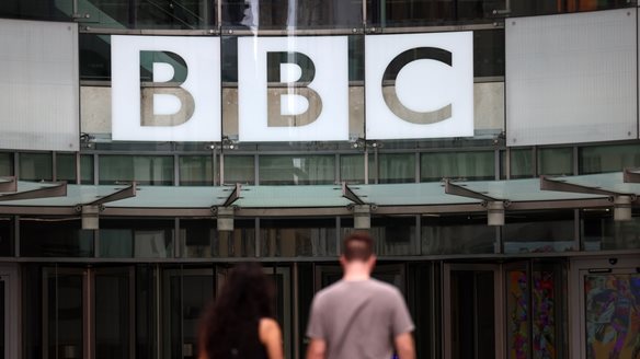 Βρετανός υπουργός καλεί το BBC να μην υποχωρήσει μπροστά στην αγωγή του Τραμπ