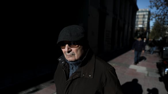 Γιατί παραμένει το χάσμα στις συντάξεις δημοσίου-ιδιωτικού τομέα - Πώς επηρεάζονται από το πάγωμα του δείκτη μισθών