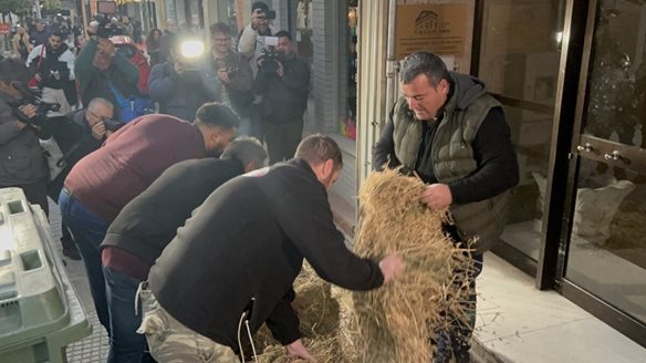 Κλιμακώνουν τις κινητοποιήσεις οι αγρότες - Τρακτέρ στο κέντρο της Λάρισας πριν την αυριανή πανελλαδική συνέλευση της Νίκαιας