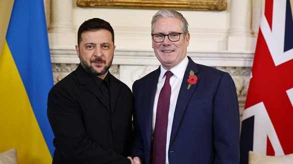 Στο Λονδίνο ο Ζελένσκι για συνάντηση κορυφής με Μακρόν, Στάρμερ, Μερτς, με φόντο το σχέδιο ειρήνευσης του Τραμπ