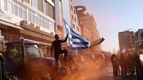 Αγροτικά μπλόκα: Στο λιμάνι της Θεσσαλονίκης έφτασαν τα τρακτέρ - Συμβολικός αποκλεισμός