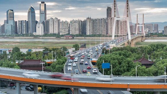 Reuters: Η Κίνα κατακλύζει τον κόσμο με βενζινοκίνητα αυτοκίνητα που δεν μπορεί να πουλήσει εντός συνόρων