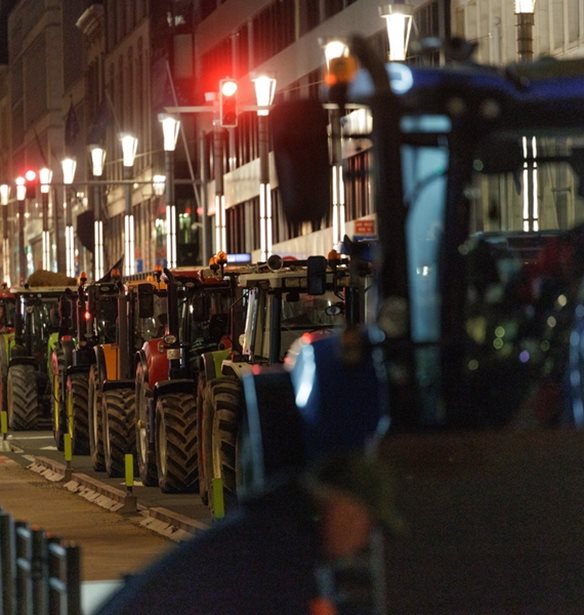 ΕΕ: Εκατοντάδες τρακτέρ στους δρόμους των Βρυξελλών ενόψει της Συνόδου Κορυφής