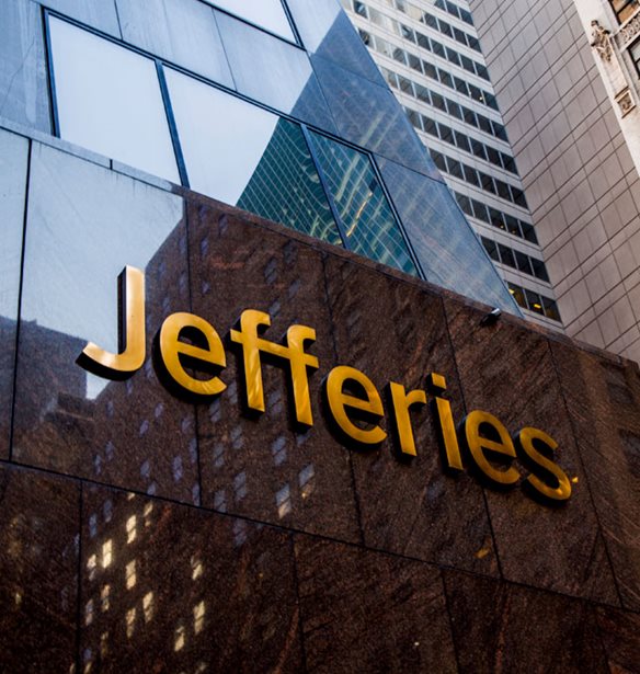 Jefferies: Πώς η αγορά θεραπευμένων δανείων ανοίγει δρόμο για ανάπτυξη στις ελληνικές τράπεζες