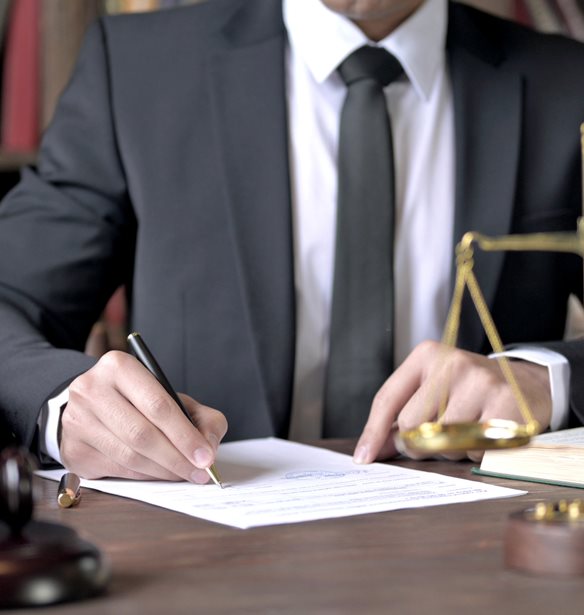 Δικαστές-δικηγόροι: Στο "κόκκινο" η κόντρα για την "απαίτηση" να αλλάζει συνήγορο ο κατηγορούμενος αν αυτός "ασχημονεί" στο ακροατήριο